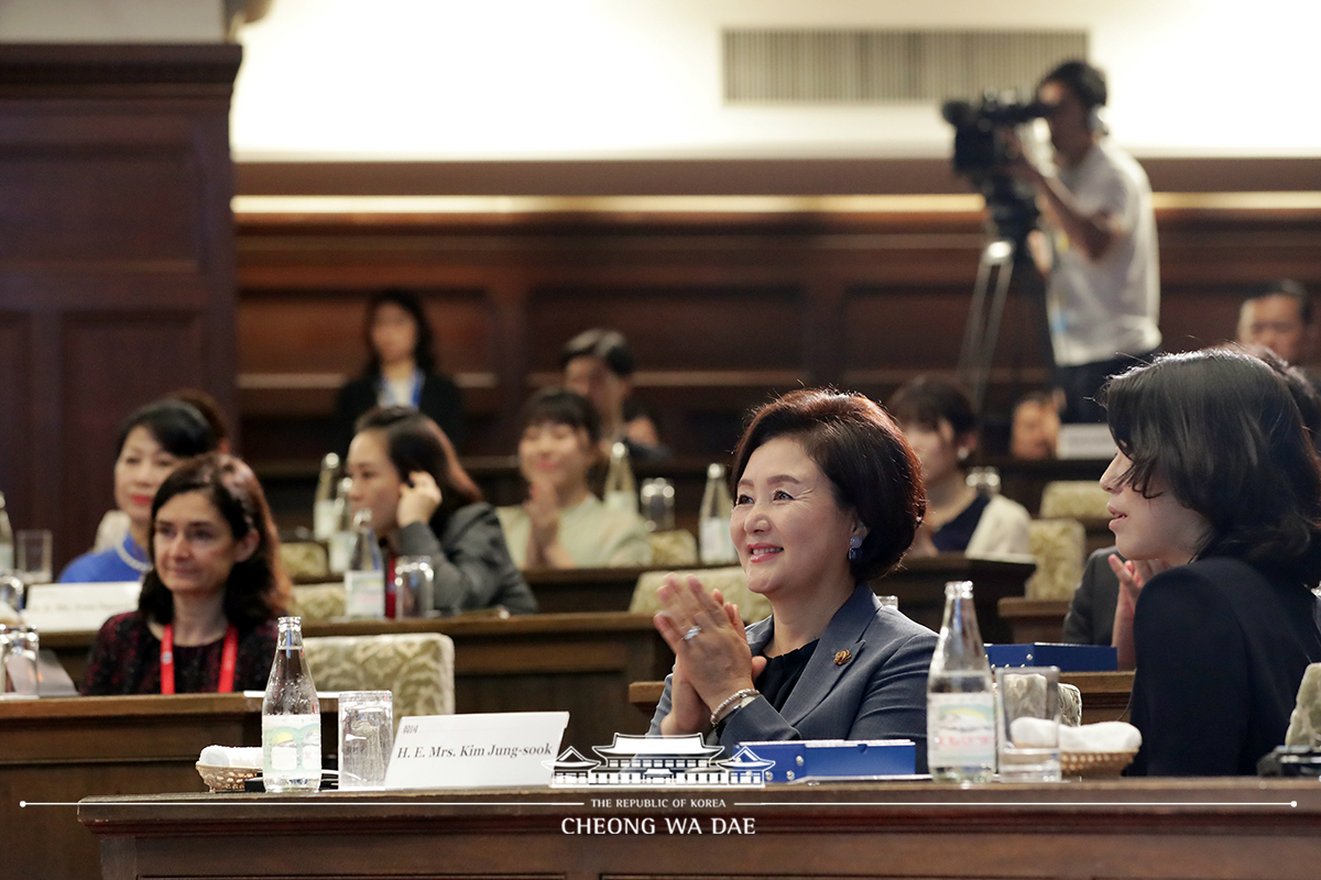 First Lady Kim Jung-sook attending a symposium on oceans as part of the G20 Summit Partners' Program at the Osaka Prefectural Assembly Hall