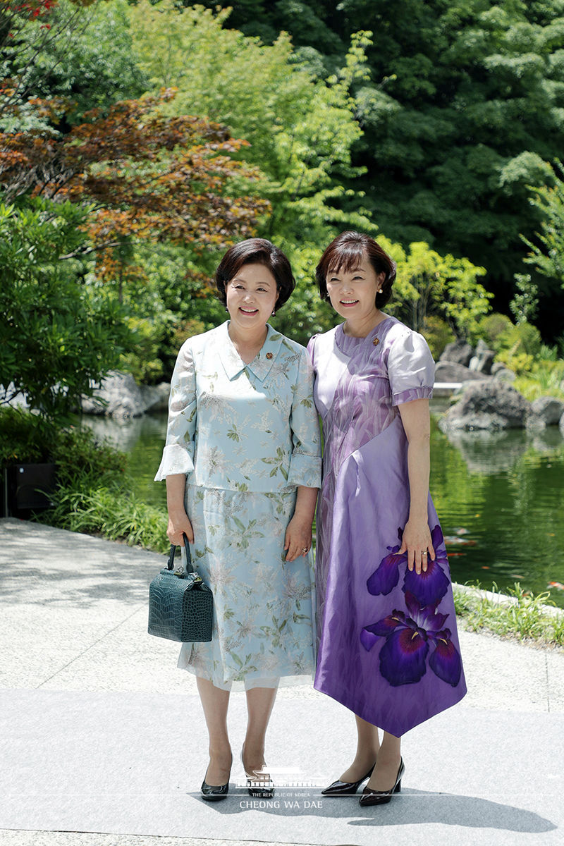 First Lady Kim Jung-sook attending a welcoming tea meeting for the G20 summit leaders’ partners