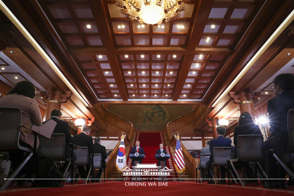 Holding a joint press conference after the Korea-U.S. summit at Cheong Wa Dae