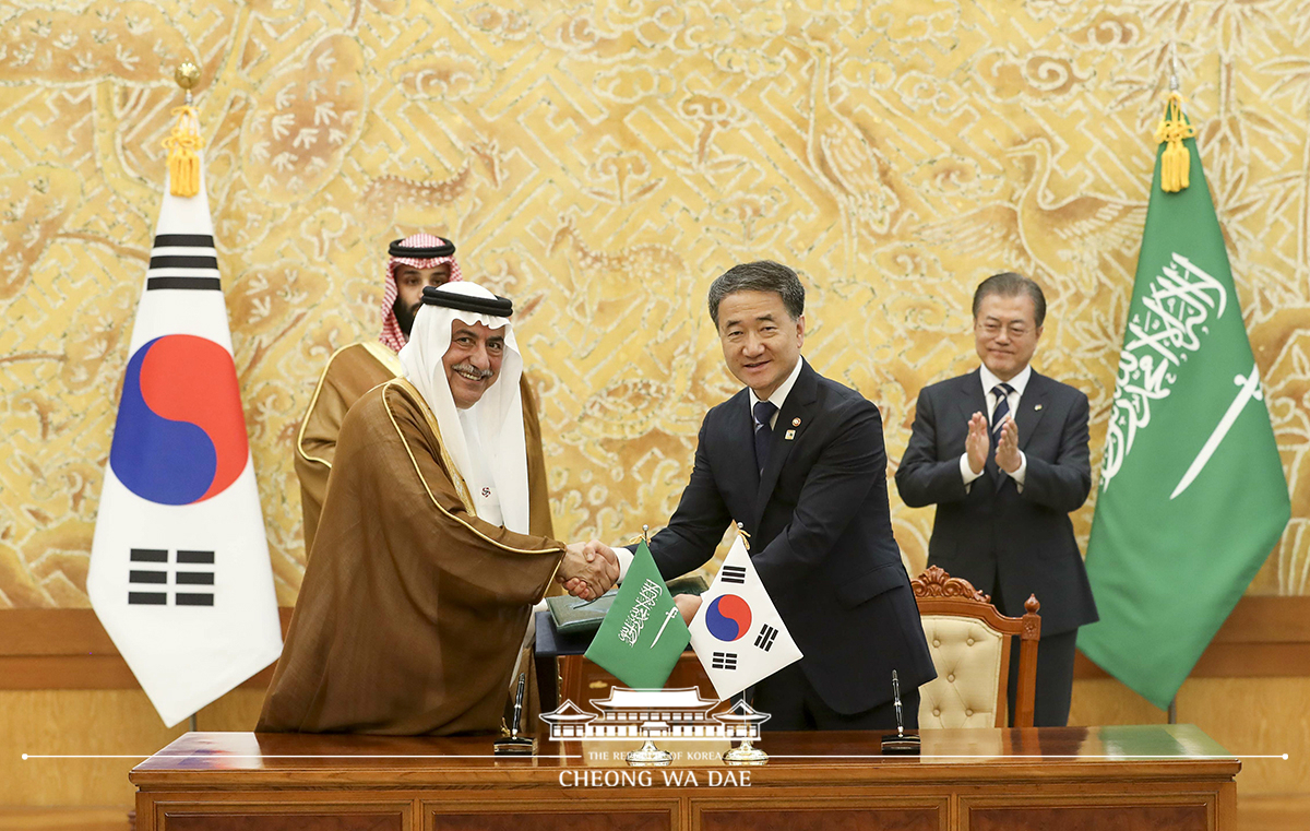 Attending a signing ceremony for MOUs between Korea and Saudi Arabia at Cheong Wa Dae