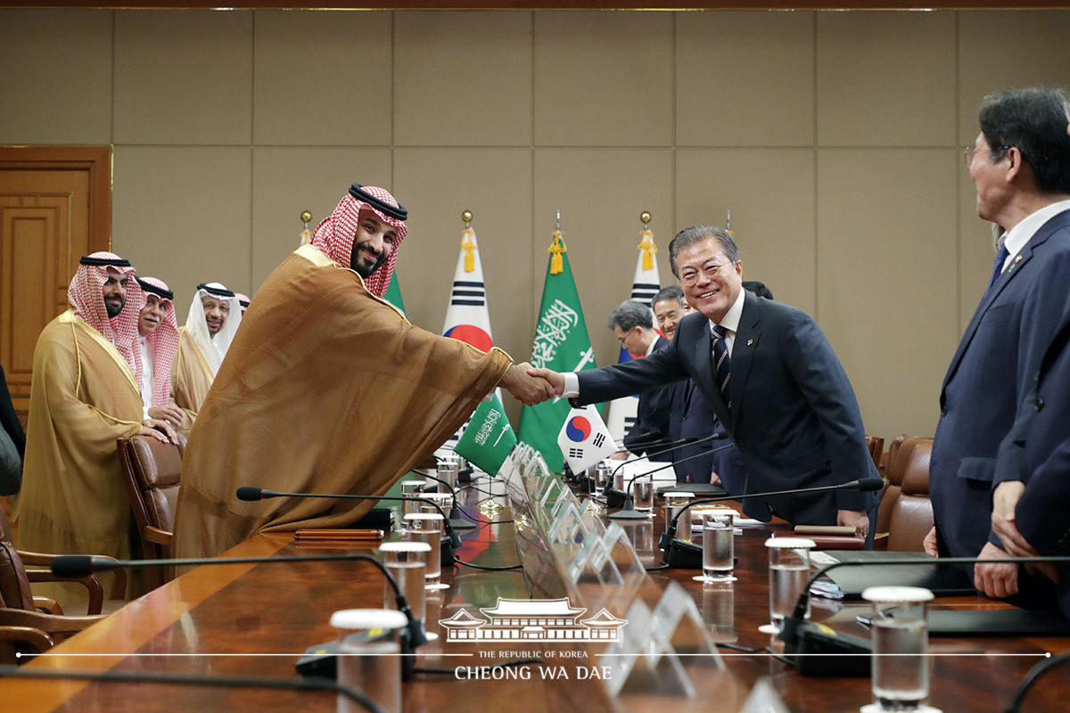 Holding talks with Saudi Arabia’s Crown Prince Mohammed bin Salman bin Abdulaziz Al Saud at Cheong Wa Dae