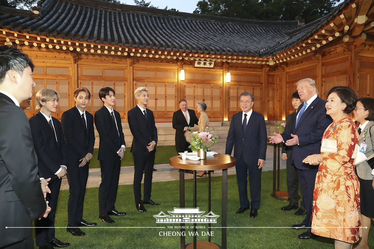 Attending a welcoming dinner for U.S. President Donald Trump on his official visit to Korea at Cheong Wa Dae