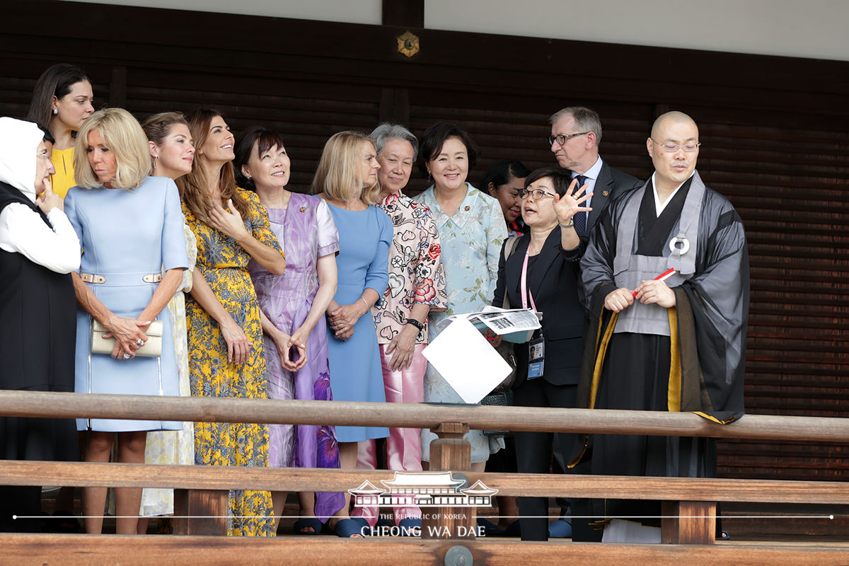 First Lady Kim Jung-sook attending the welcoming luncheon for the leaders’ partners at Tofuku-ji Temple in Kyoto, Japan