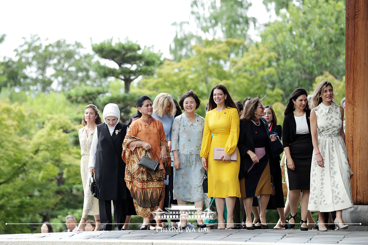 First Lady Kim Jung-sook attending the welcoming luncheon for the leaders’ partners at Tofuku-ji Temple in Kyoto, Japan