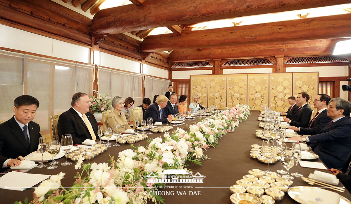 Attending a welcoming dinner for U.S. President Donald Trump on his official visit to Korea at Cheong Wa Dae