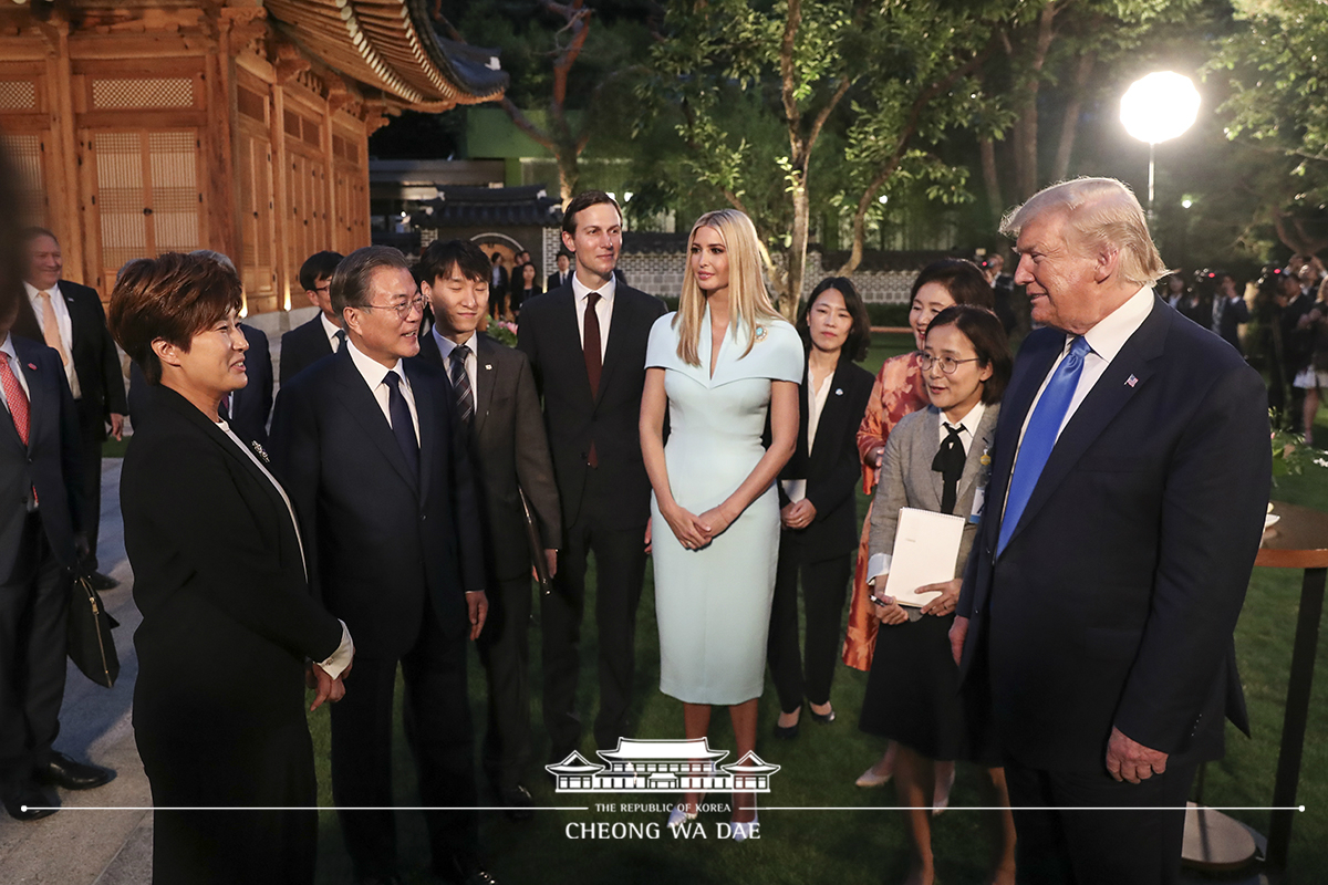 Attending a welcoming dinner for U.S. President Donald Trump on his official visit to Korea at Cheong Wa Dae