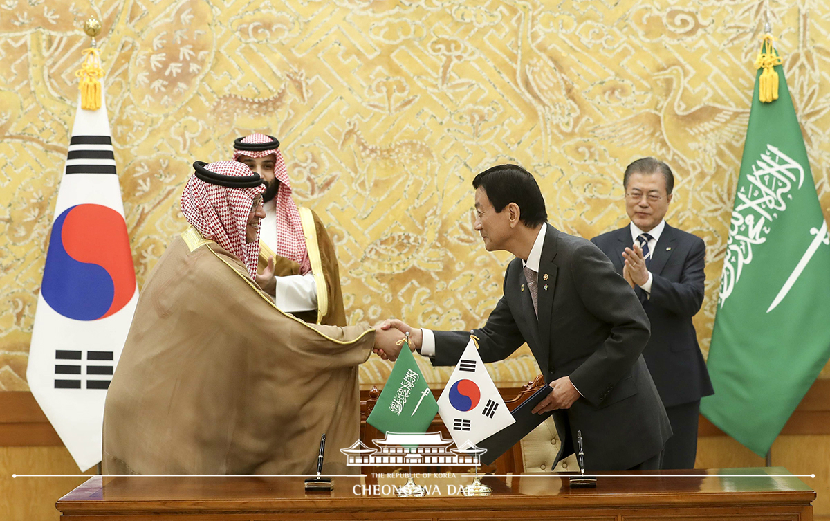 Attending a signing ceremony for MOUs between Korea and Saudi Arabia at Cheong Wa Dae