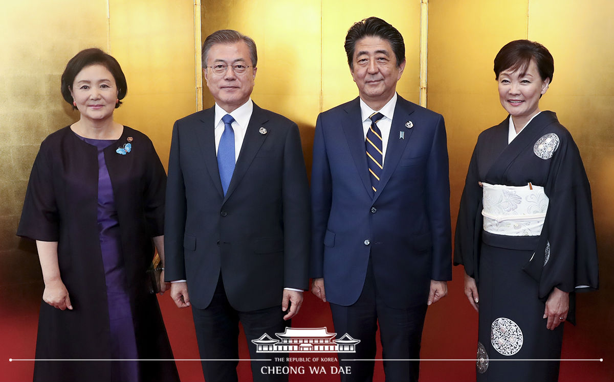 Posing for the G20 group photo and attending the Leaders’ Dinner at Osaka Geihinkan in Osaka Castle Nishinomaru Garden