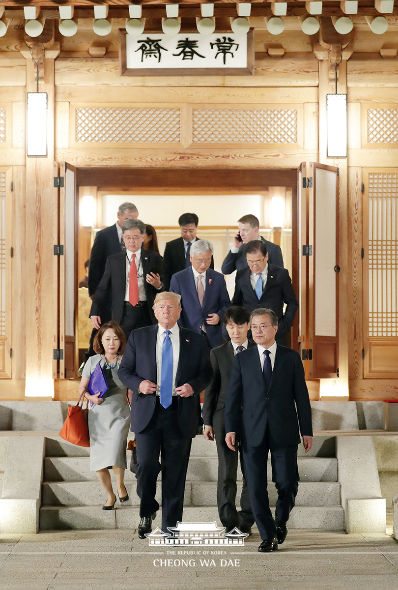 Attending a welcoming dinner for U.S. President Donald Trump on his official visit to Korea at Cheong Wa Dae