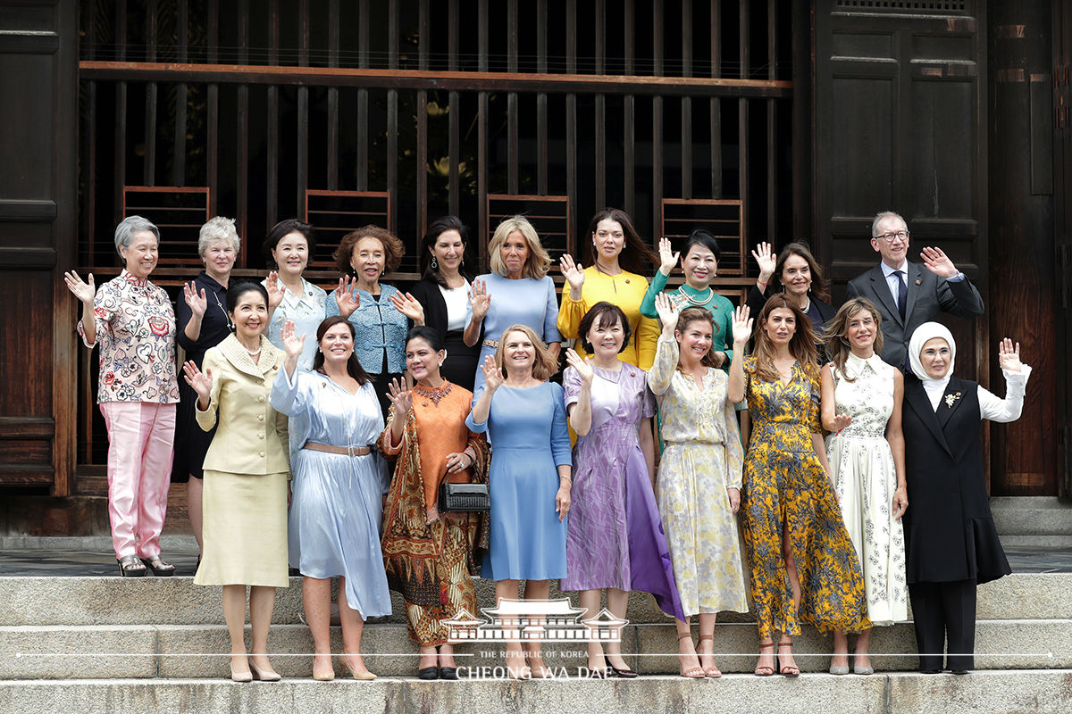 First Lady Kim Jung-sook attending the welcoming luncheon for the leaders’ partners at Tofuku-ji Temple in Kyoto, Japan