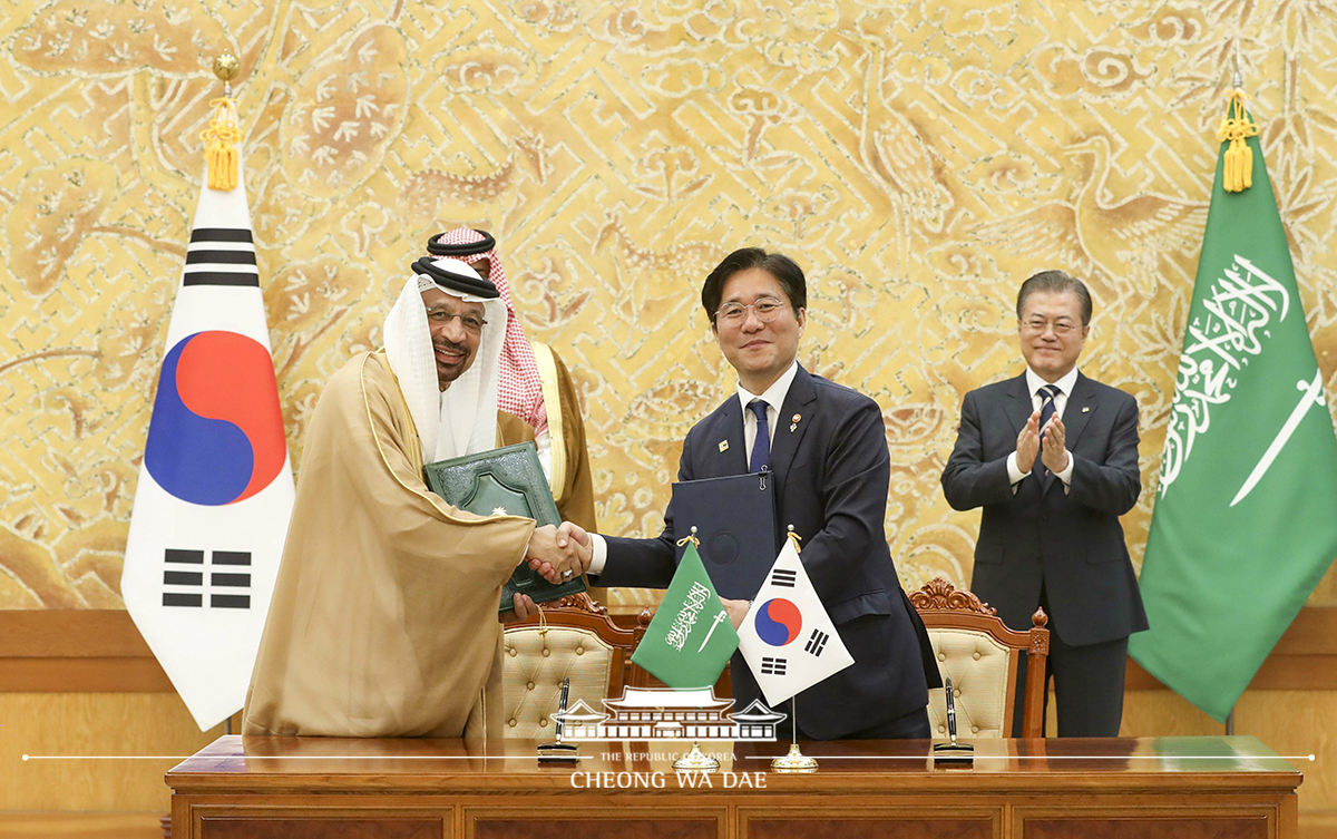 Attending a signing ceremony for MOUs between Korea and Saudi Arabia at Cheong Wa Dae