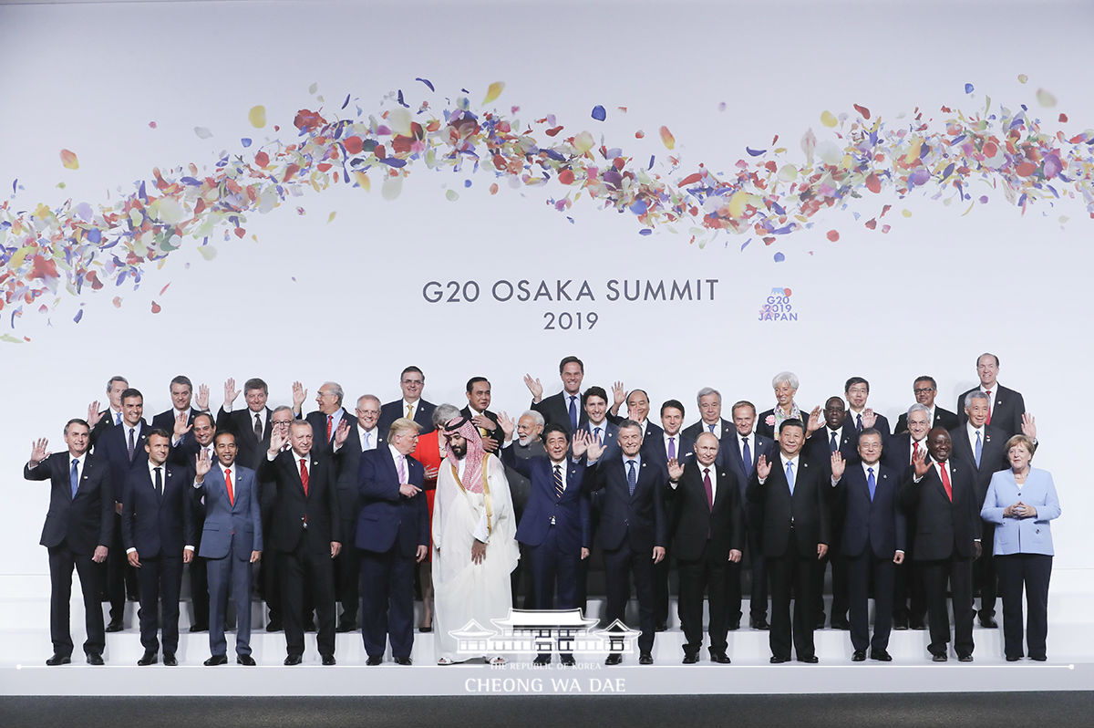 Attending the G20 Summit official welcoming ceremony and posing for a group photo