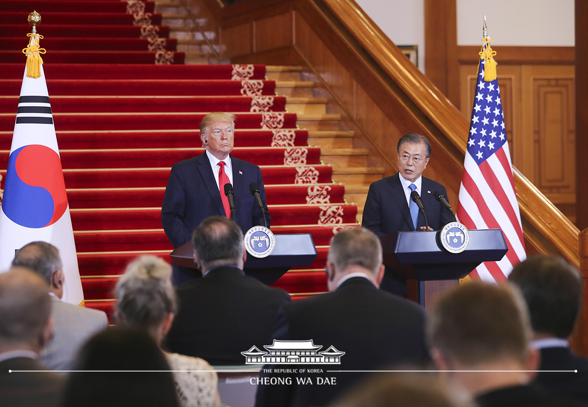 Holding a joint press conference after the Korea-U.S. summit at Cheong Wa Dae