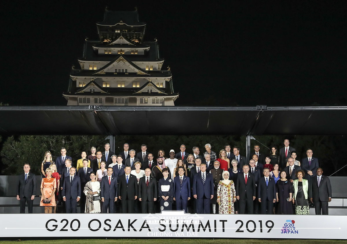 Posing for the G20 group photo and attending the Leaders’ Dinner at Osaka Geihinkan in Osaka Castle Nishinomaru Garden