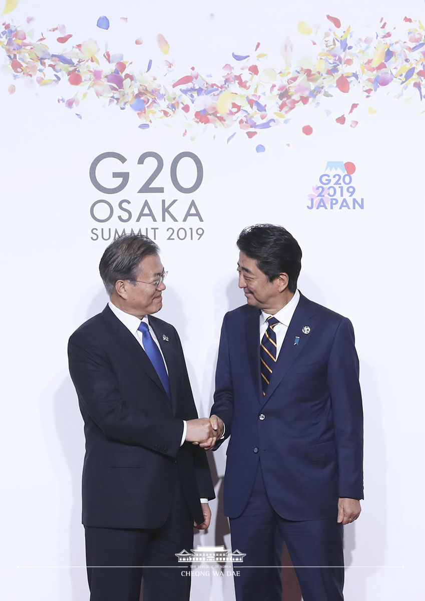 Attending the G20 Summit official welcoming ceremony and posing for a group photo