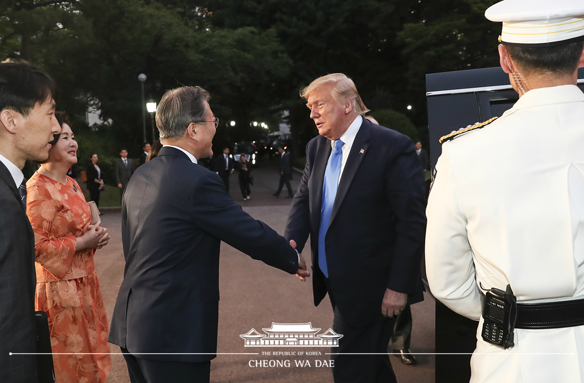 Attending a welcoming dinner for U.S. President Donald Trump on his official visit to Korea at Cheong Wa Dae