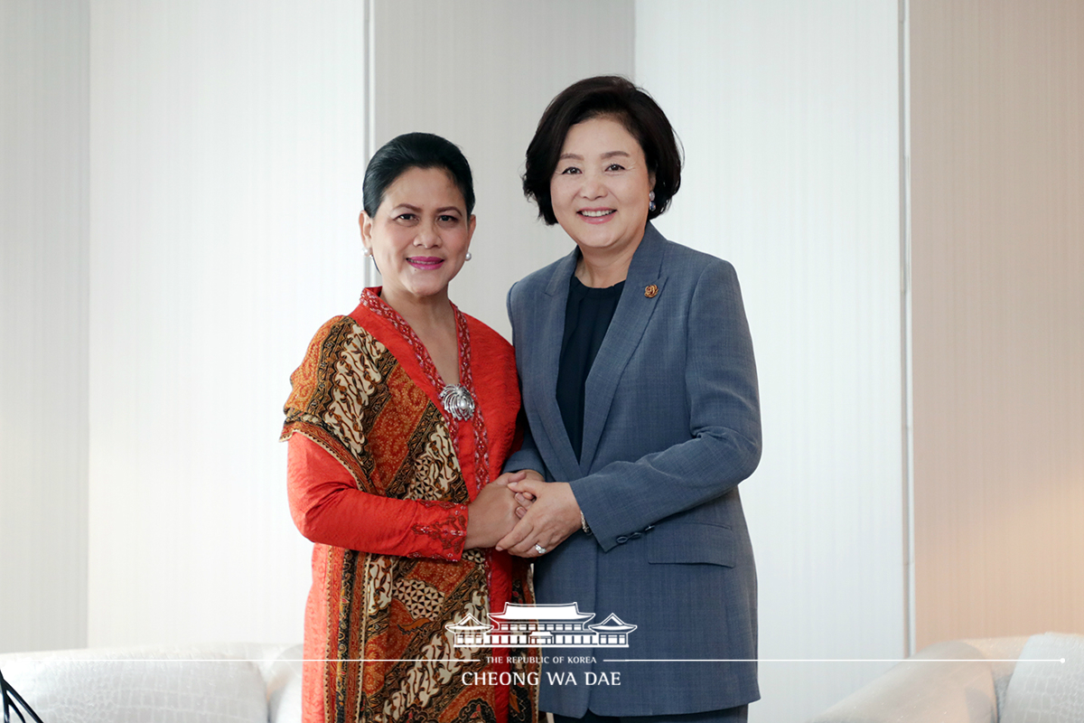 First Lady Kim Jung-sook conversing with Indonesian First Lady Iriana Joko Widodo at the Hotel New Otani Osaka in Japan