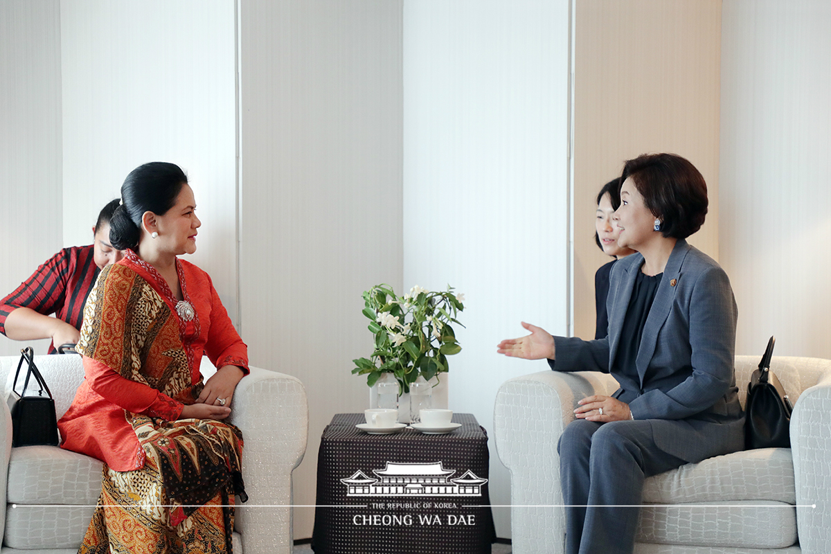 First Lady Kim Jung-sook conversing with Indonesian First Lady Iriana Joko Widodo at the Hotel New Otani Osaka in Japan