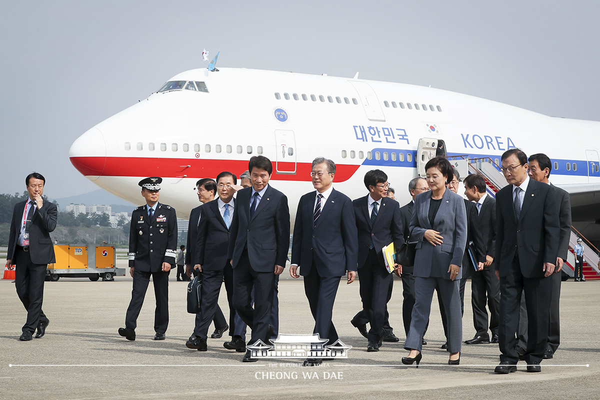 Arriving at Seoul Air Base after attending the G20 Osaka Summit in Japan