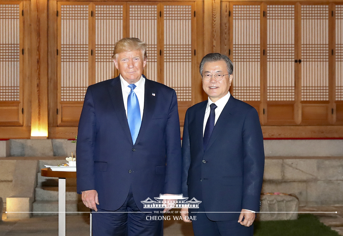 Attending a welcoming dinner for U.S. President Donald Trump on his official visit to Korea at Cheong Wa Dae