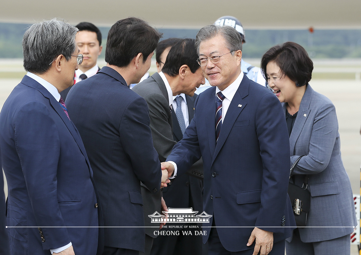 Arriving at Seoul Air Base after attending the G20 Osaka Summit in Japan