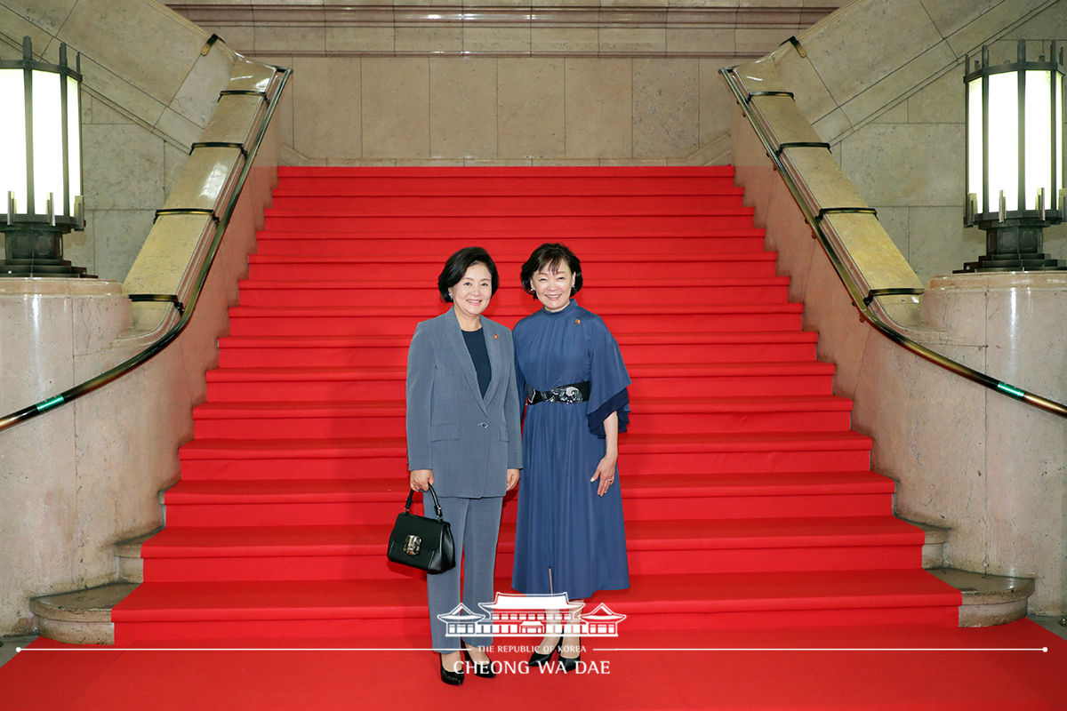 First Lady Kim Jung-sook attending a symposium on oceans as part of the G20 Summit Partners' Program at the Osaka Prefectural Assembly Hall