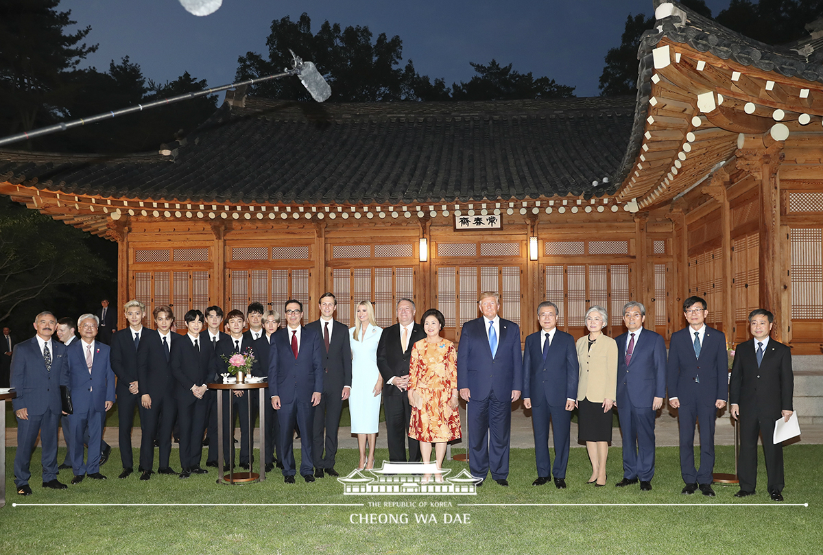 Attending a welcoming dinner for U.S. President Donald Trump on his official visit to Korea at Cheong Wa Dae