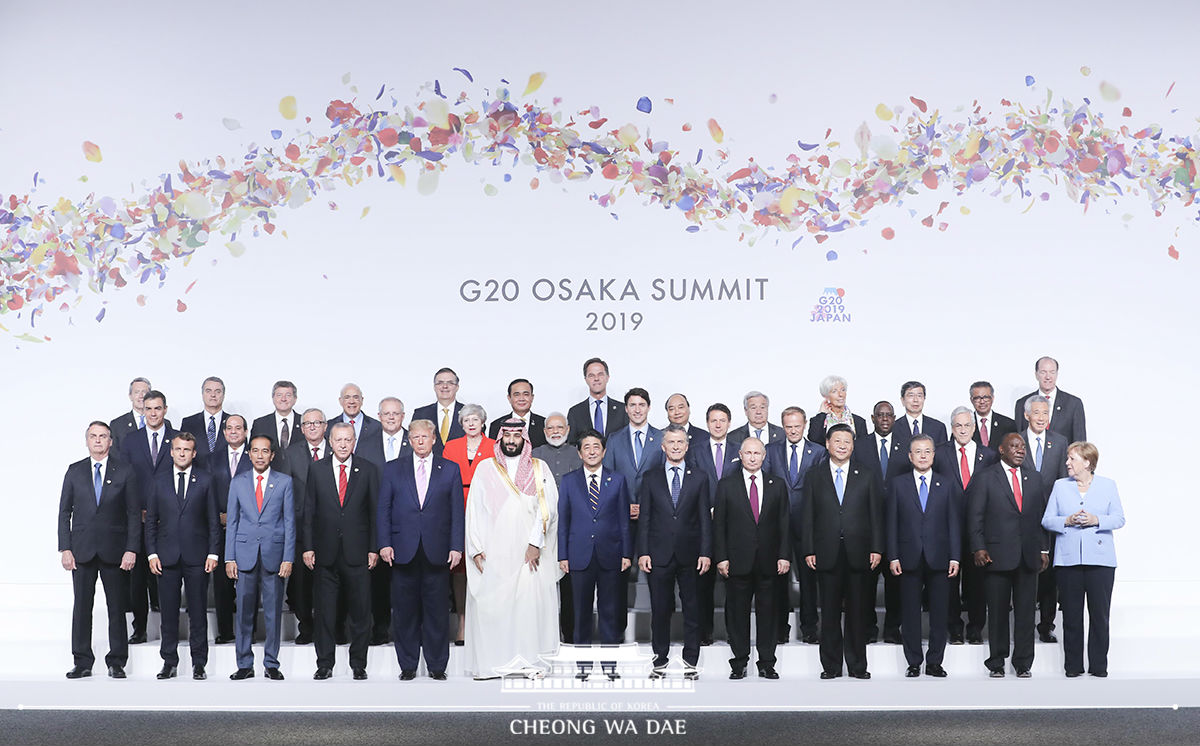 Attending the G20 Summit official welcoming ceremony and posing for a group photo