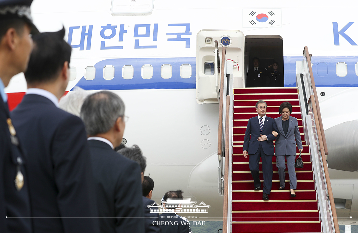 Arriving at Seoul Air Base after attending the G20 Osaka Summit in Japan