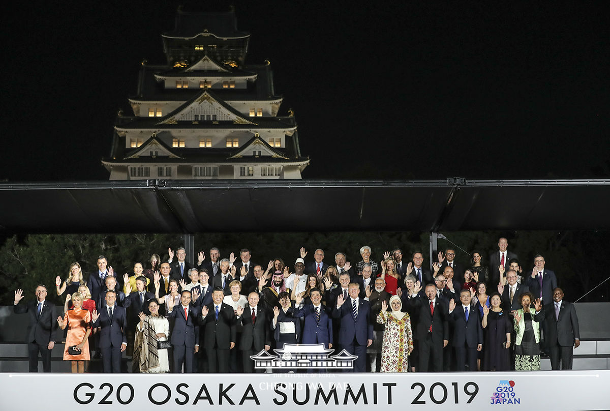 Posing for the G20 group photo and attending the Leaders’ Dinner at Osaka Geihinkan in Osaka Castle Nishinomaru Garden