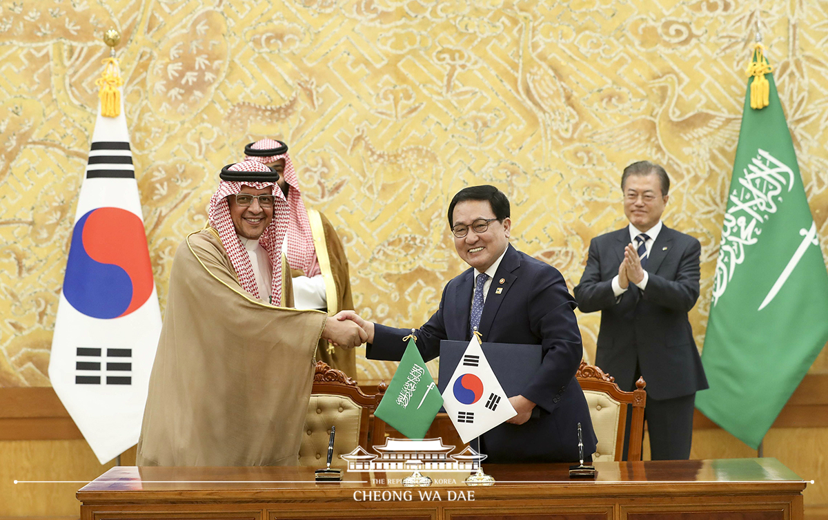 Attending a signing ceremony for MOUs between Korea and Saudi Arabia at Cheong Wa Dae