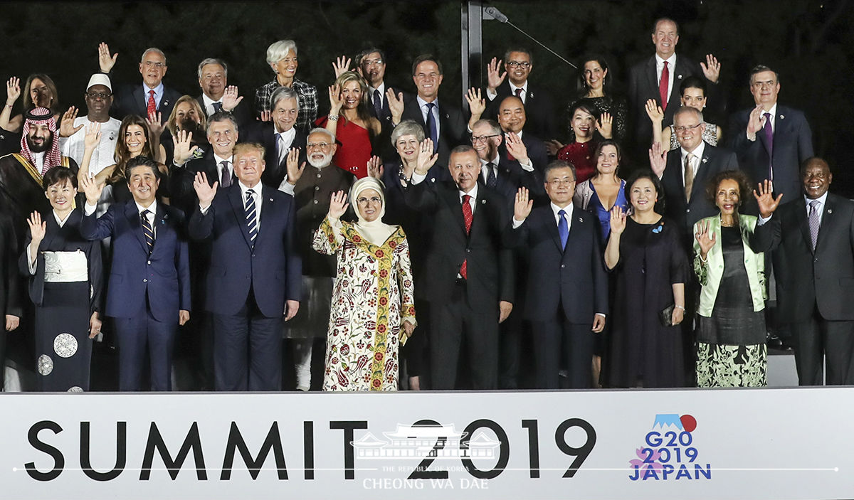 Posing for the G20 group photo and attending the Leaders’ Dinner at Osaka Geihinkan in Osaka Castle Nishinomaru Garden