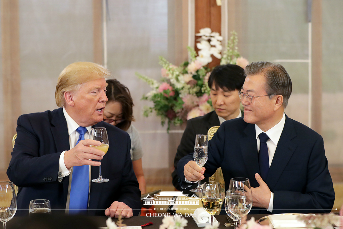 Attending a welcoming dinner for U.S. President Donald Trump on his official visit to Korea at Cheong Wa Dae