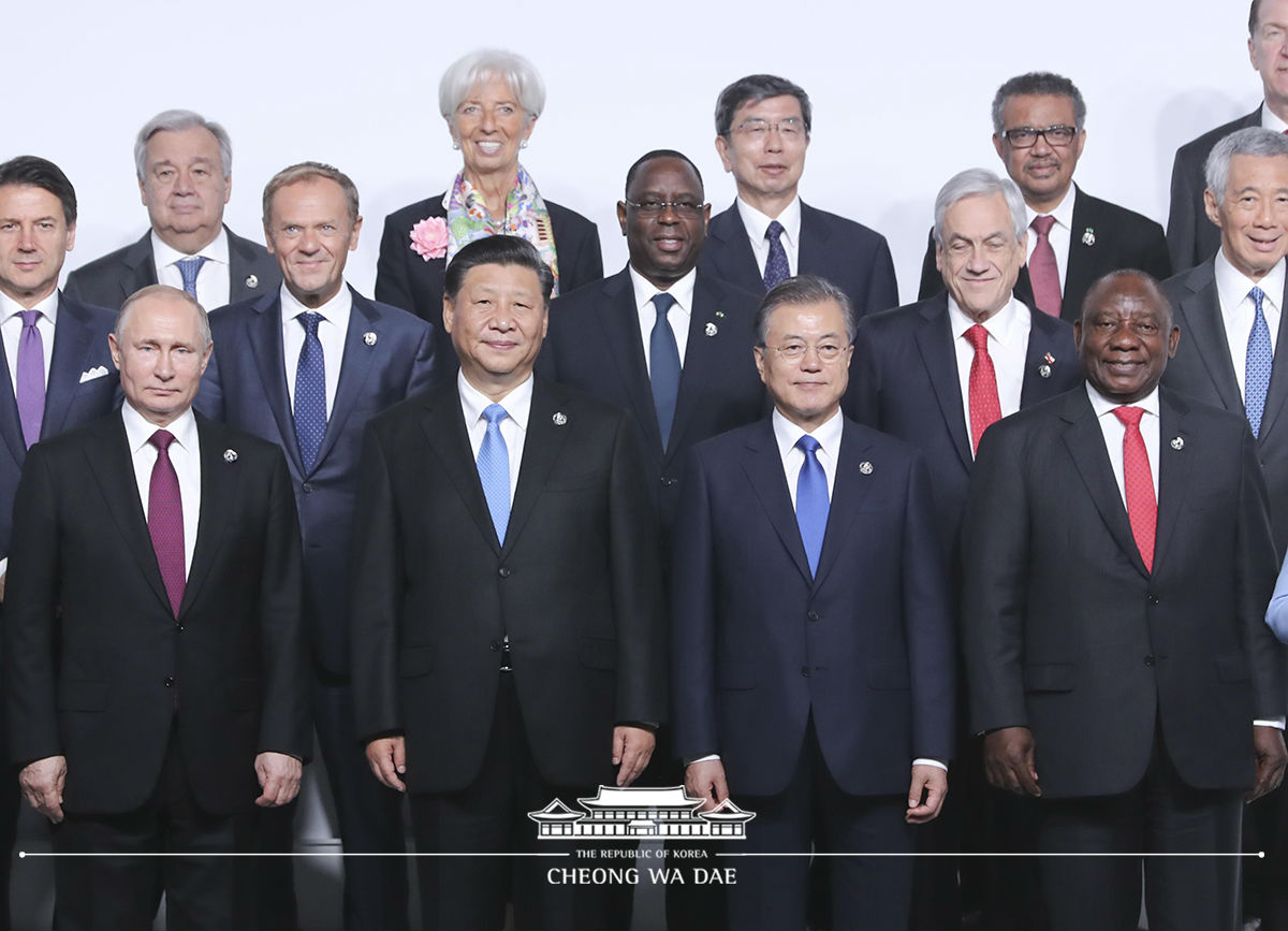 Attending the G20 Summit official welcoming ceremony and posing for a group photo