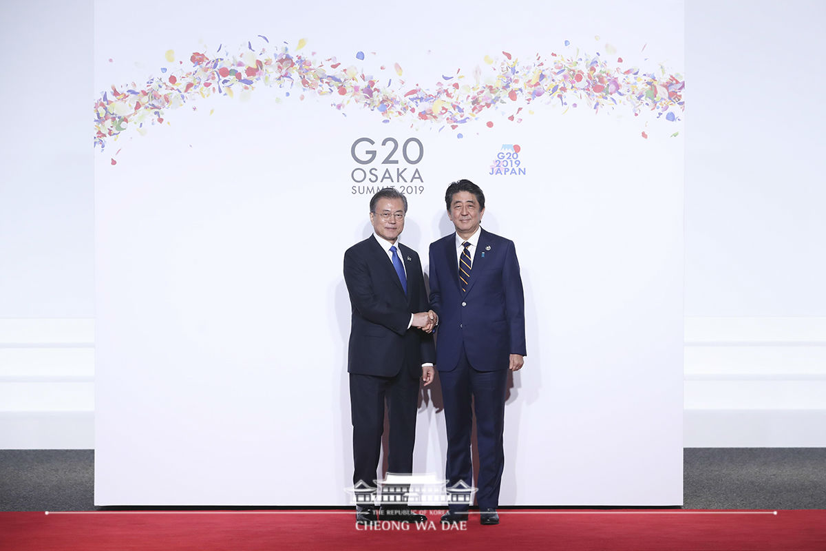 Attending the G20 Summit official welcoming ceremony and posing for a group photo