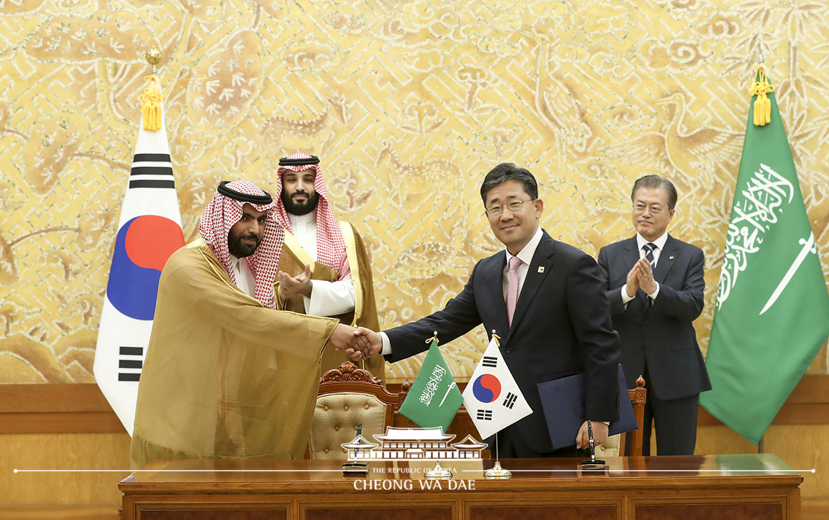 Attending a signing ceremony for MOUs between Korea and Saudi Arabia at Cheong Wa Dae