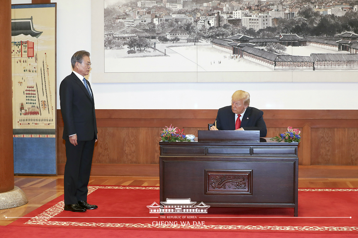 Welcoming U.S. President Donald Trump, watching President Trump signing the guestbook and posing for a commemorative photo at Cheong Wa Dae