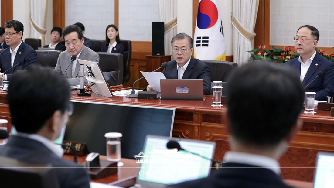 President Moon Jae-in on Aug. 29 speaks in a Cabinet meeting at Cheong Wa Dae.