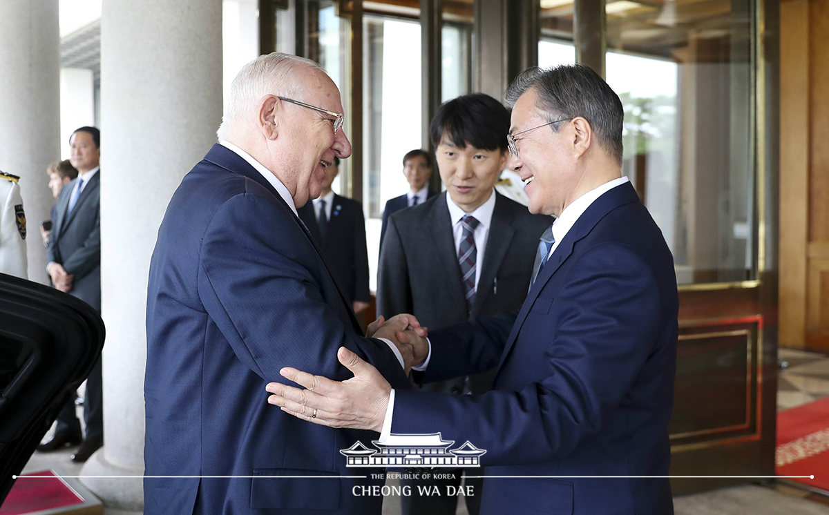 Welcoming Israeli President Reuven Rivlin to Cheong Wa Dae and posing for commemorative photos