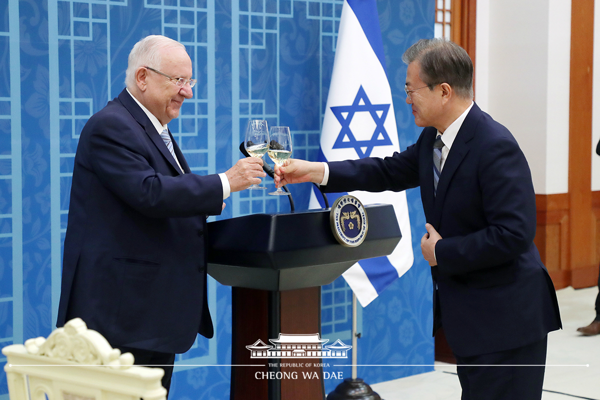 Official luncheon hosted by President Moon Jae-in for Israeli President Reuven Rivlin at Cheong Wa Dae