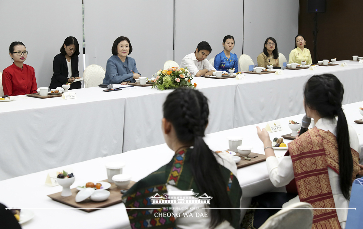 First Lady Kim Jung-sookparticipatinginameetingwithforeignstudentsfromthreeASEANnations–Thailand,MyanmarandLaos–attheASEANCultureHouseinBusan