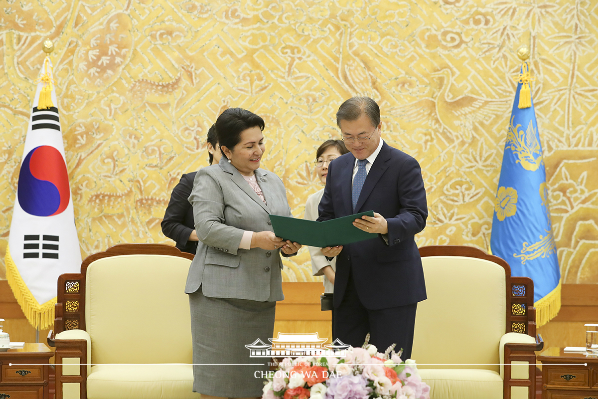 Meeting with Chairperson of the Senate of Uzbekistan Tanzila Norbaeva at Cheong Wa Dae