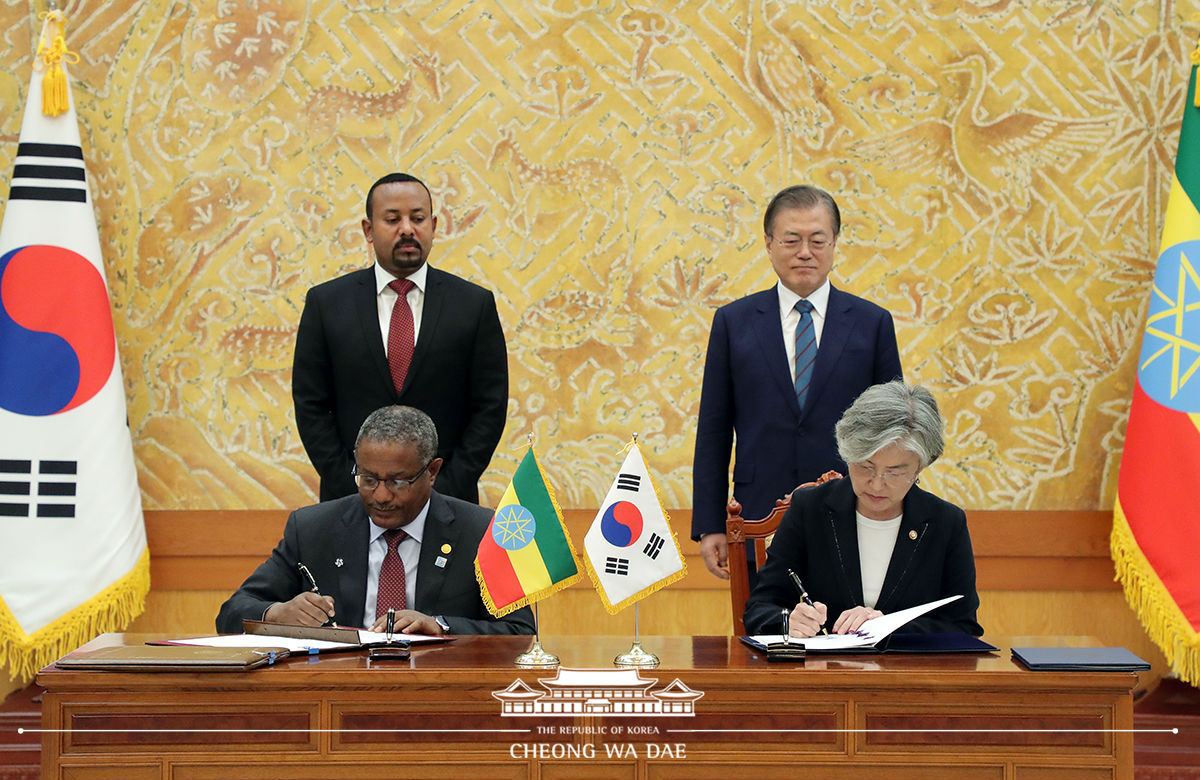 Attending a signing ceremony for agreements and MOUs between Korea and Ethiopia at Cheong Wa Dae 