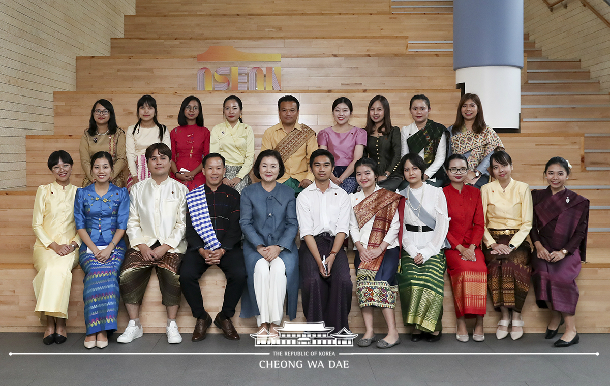 First Lady Kim Jung-sookparticipatinginameetingwithforeignstudentsfromthreeASEANnations–Thailand,MyanmarandLaos–attheASEANCultureHouseinBusan