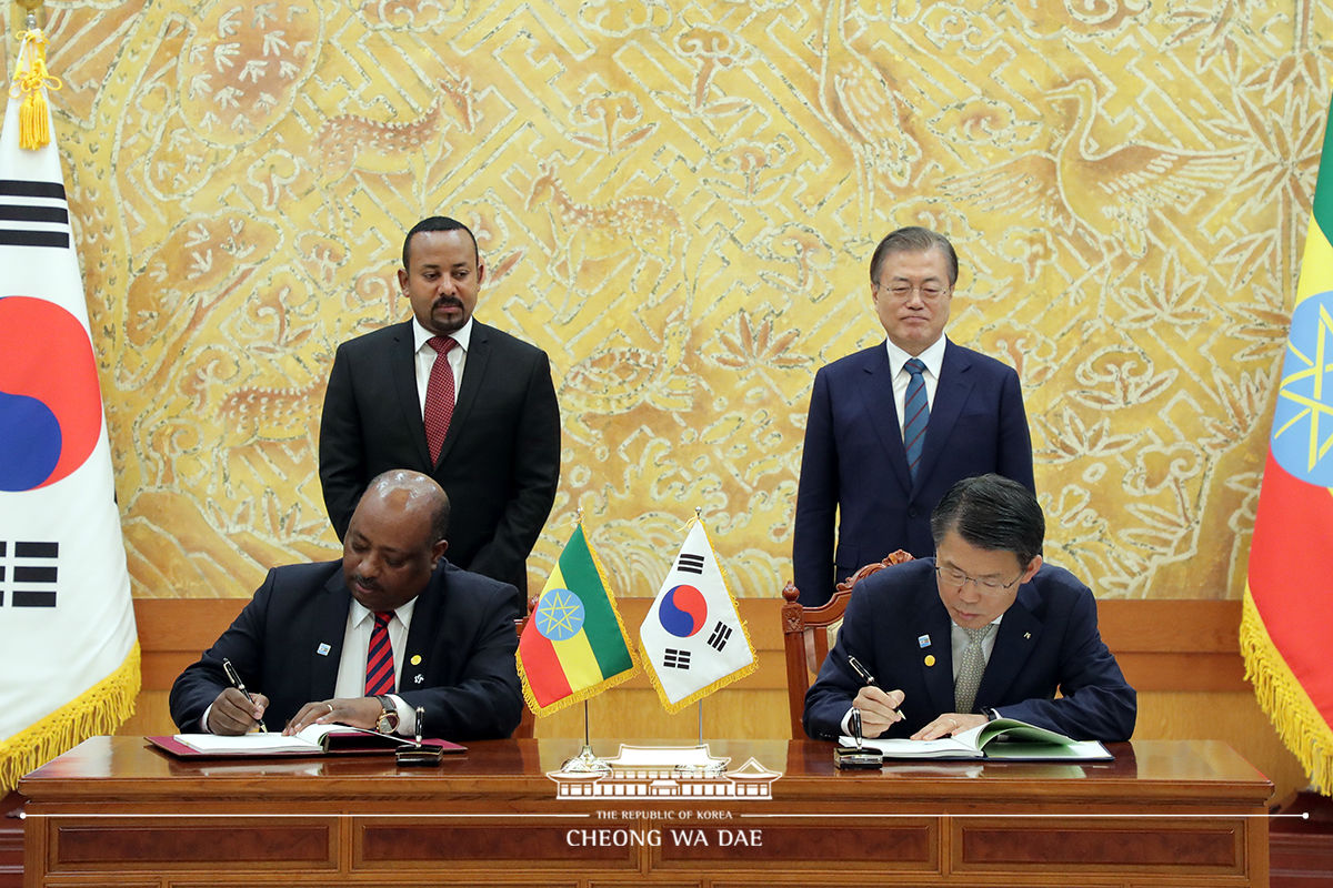 Attending a signing ceremony for agreements and MOUs between Korea and Ethiopia at Cheong Wa Dae 