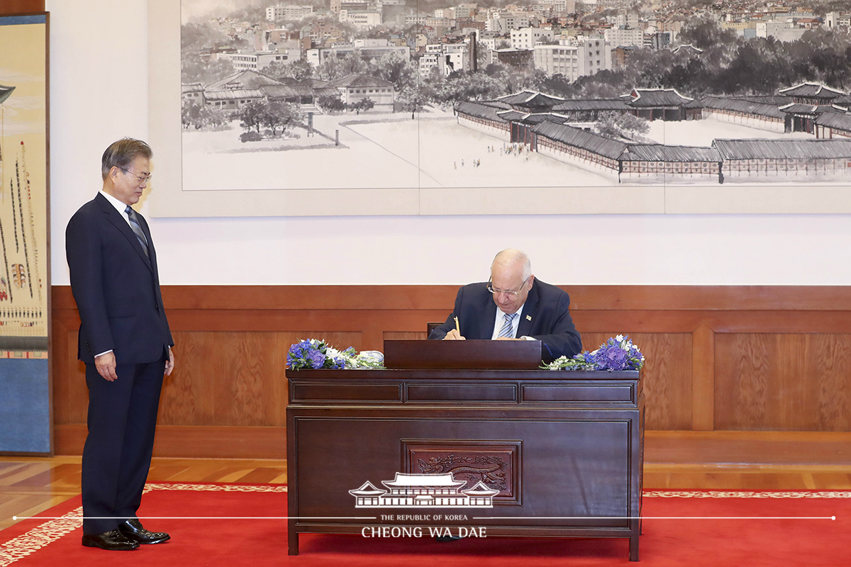 Welcoming Israeli President Reuven Rivlin to Cheong Wa Dae and posing for commemorative photos