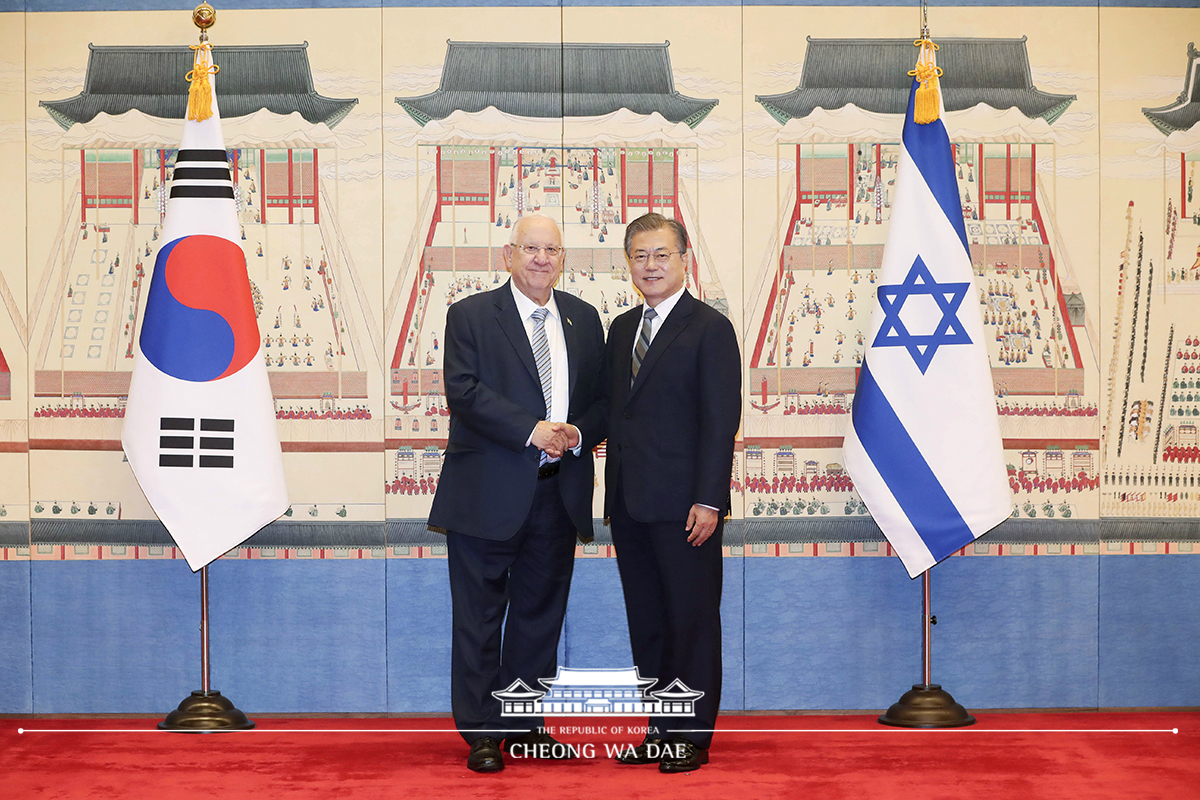 Welcoming Israeli President Reuven Rivlin to Cheong Wa Dae and posing for commemorative photos