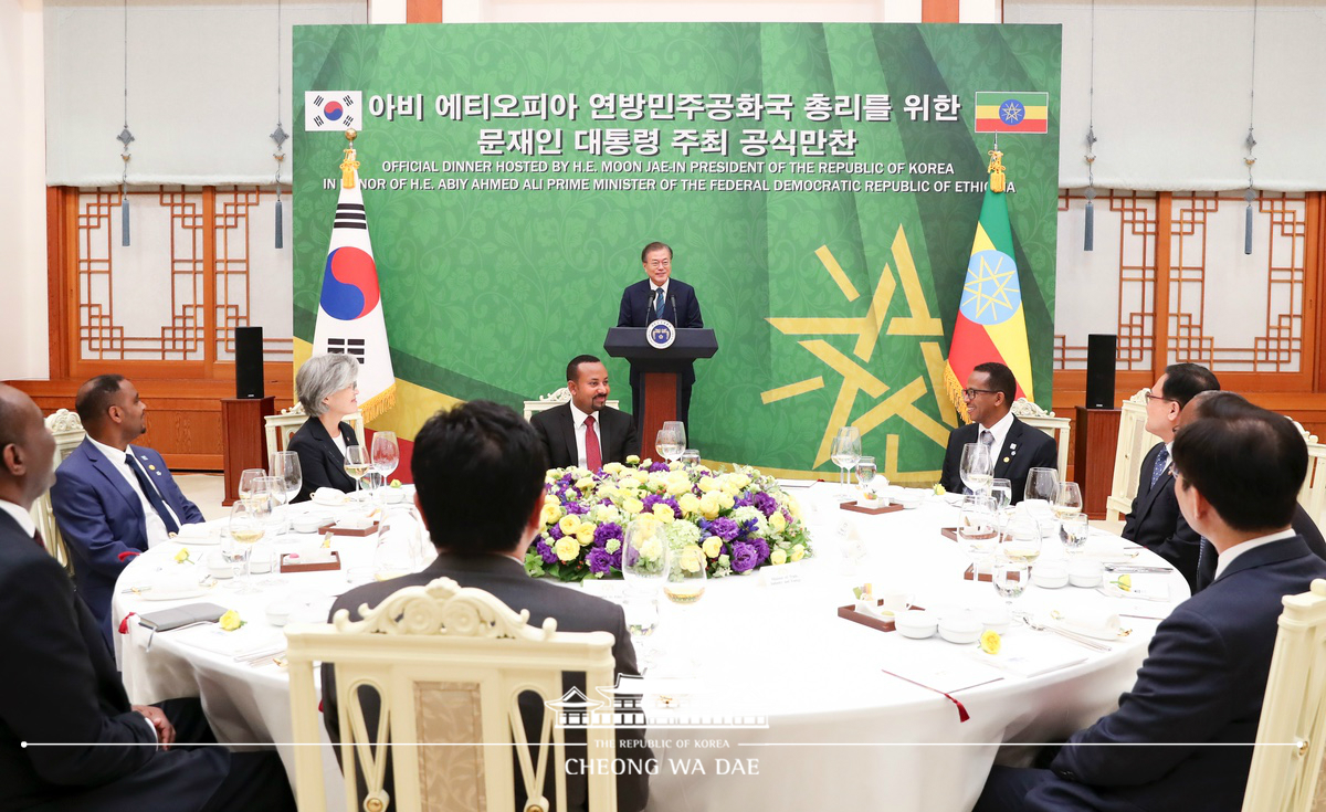 Attending an official dinner for Ethiopian Prime Minister Abiy Ahmed Ali at Cheong Wa Dae