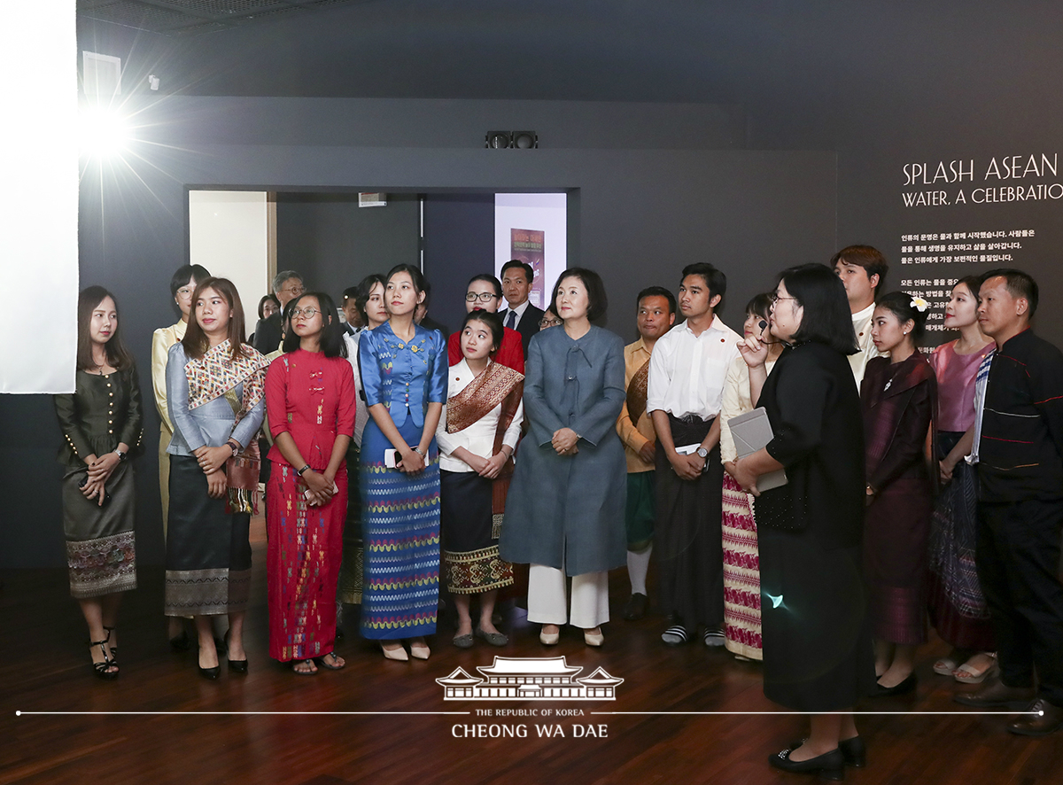 First Lady Kim Jung-sookparticipatinginameetingwithforeignstudentsfromthreeASEANnations–Thailand,MyanmarandLaos–attheASEANCultureHouseinBusan