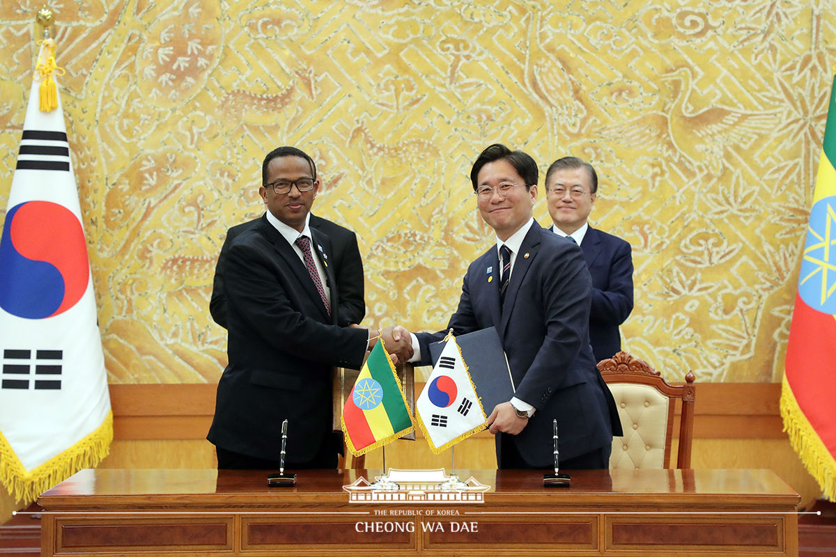 Attending a signing ceremony for agreements and MOUs between Korea and Ethiopia at Cheong Wa Dae 